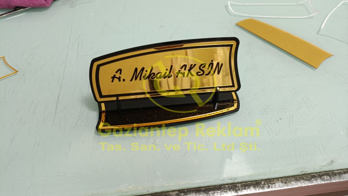 A. Mikail Aksin Lazer Kesim Aynalı Pleksi Masa İsimliği