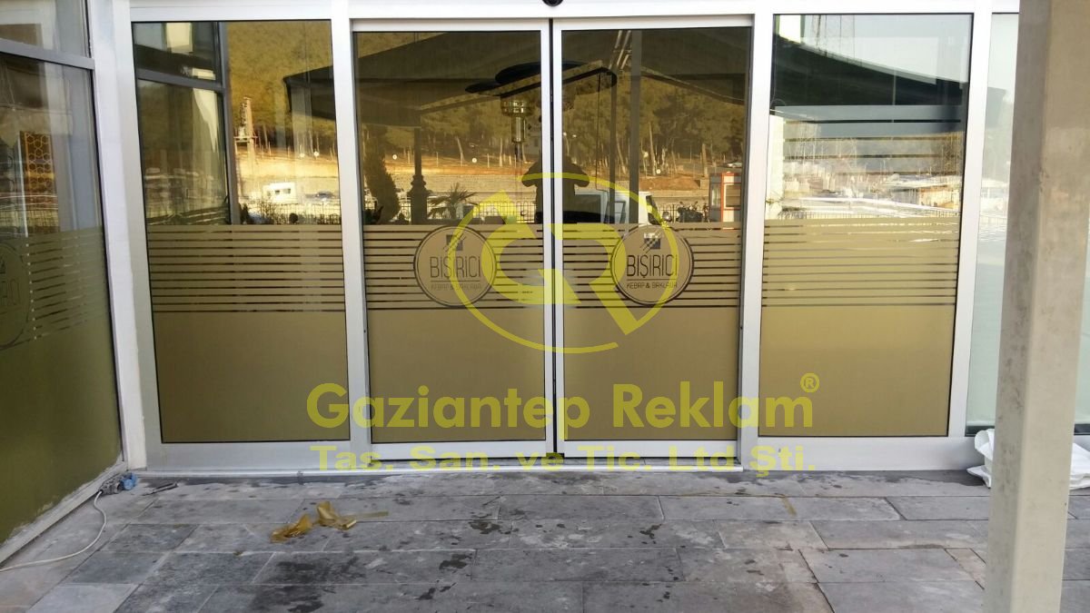 Bisirici Mağazası Cam Kumlama  Folyo Uygulaması