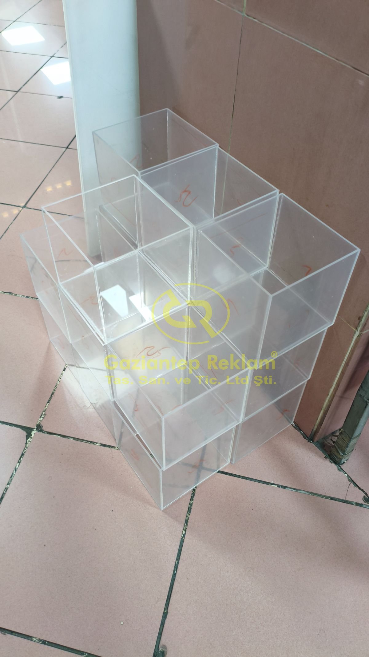 Çok Bölmeli Akrilik Pleksiglas Teşhir Ünitesi