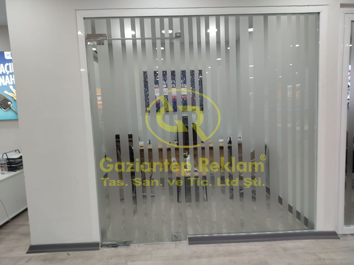 Dikey Çizgili Kumlama  Ofis Cam Giydirme