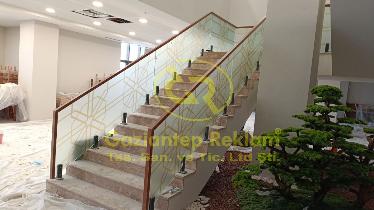 Estetik Geometrik Desenli Cam Kumlama Merdiven Korkuluğu