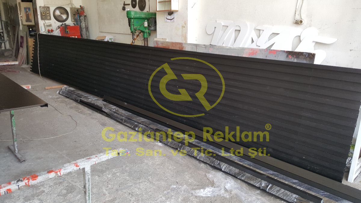 Fugalı Kompozit Zemin Tabela İmalat Aşamasında