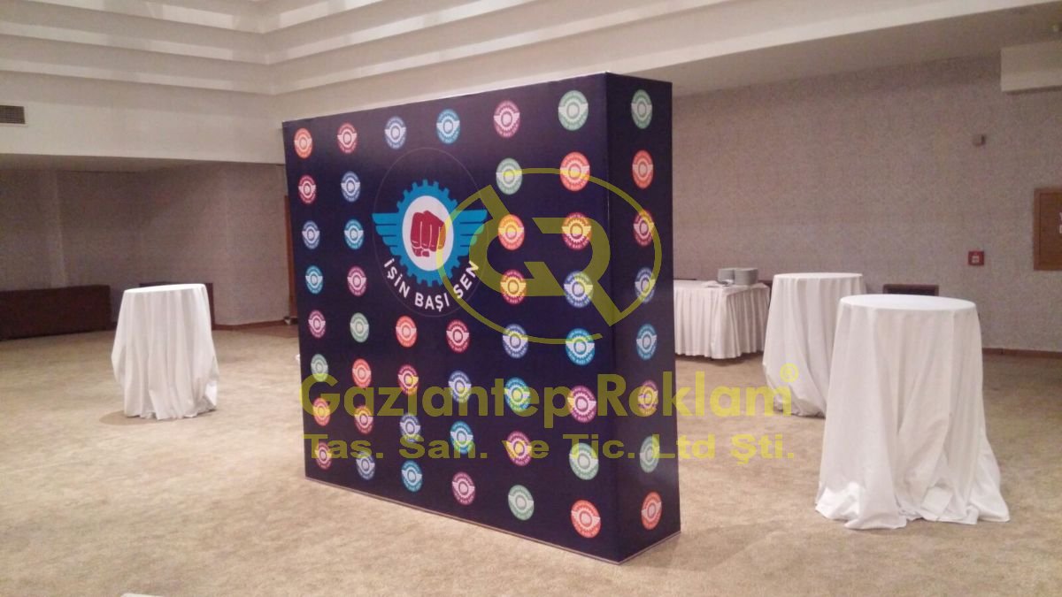 Kurumsal Etkinlik Sahne Backdrop Giydirme Çözümleri