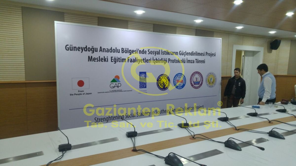 Kurumsal Etkinlikler İçin Profesyonel Mat Vinil Backdrop