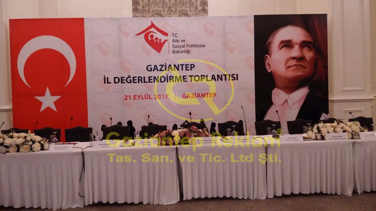 Kurumsal Toplantılar İçin Profesyonel Sahne Backdrop Çözümü