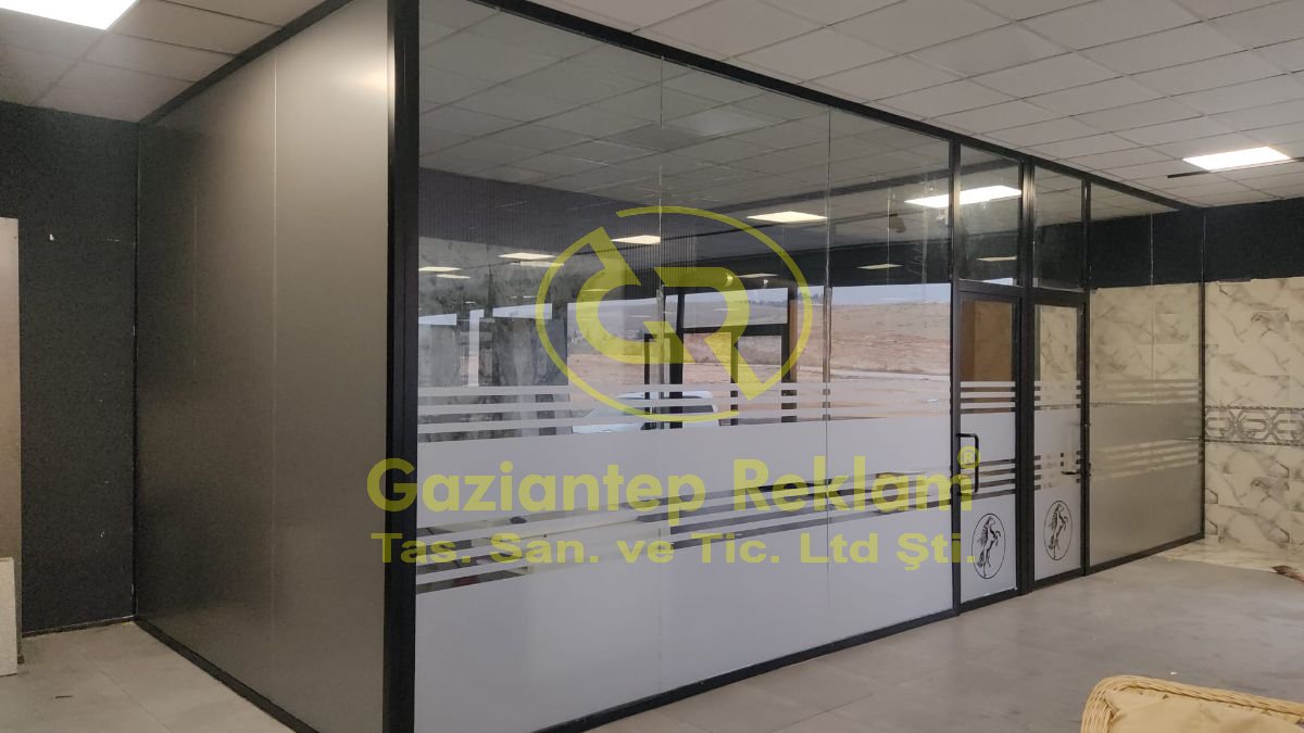 Modern Ofis Cam Bölme Estetik Kumlama Folyosu