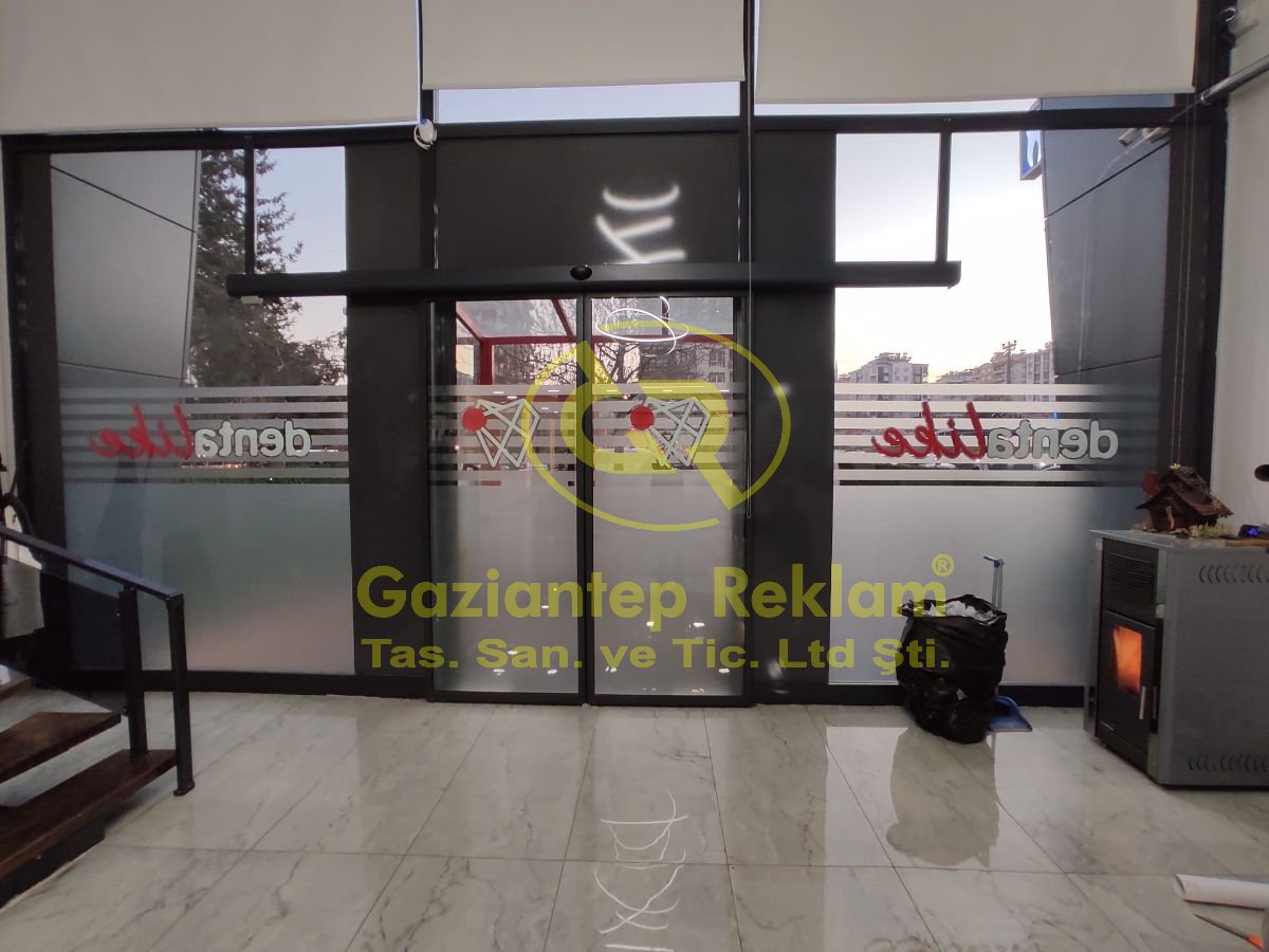 Ofis Camları İçin Estetik Çizgili Kumlama Folyo Uygulaması