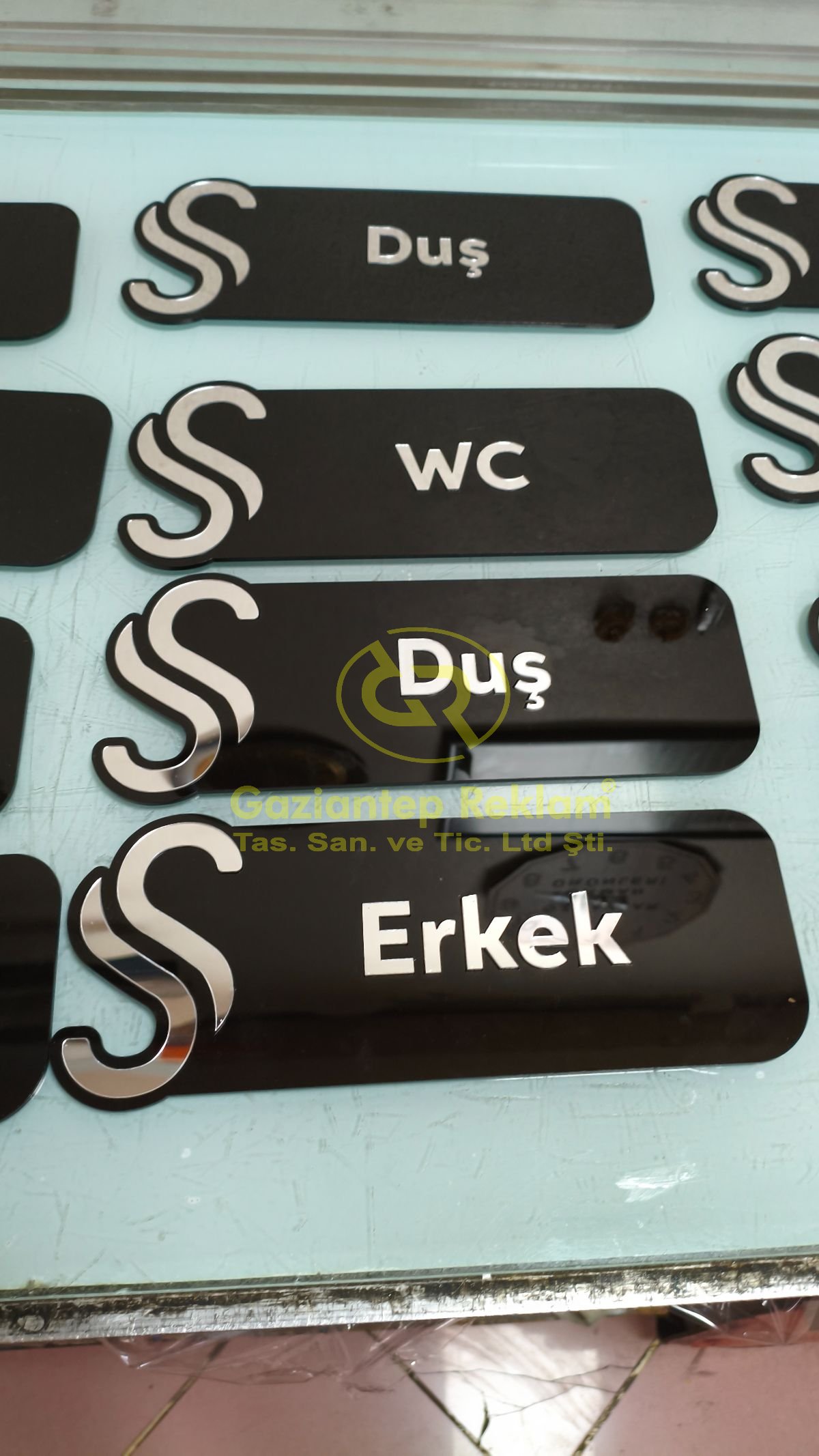 S Logolu Siyah Pleksi Modern Yönlendirme İsimlik