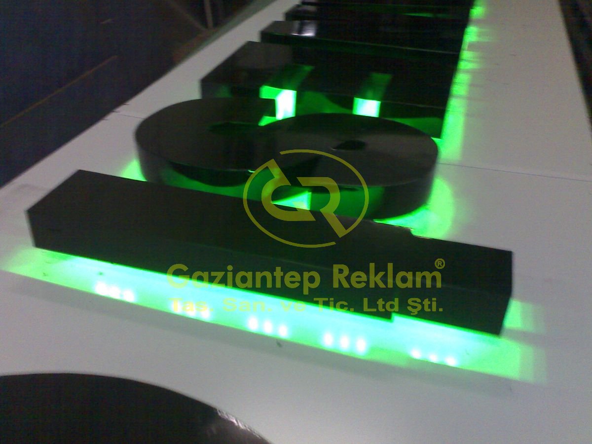 Şık Yeşil Halo Aydınlatmalı Kutu Harf Çözümleri