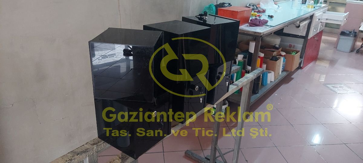 Siyah Akrilik Kilitli Kasa İmalatı