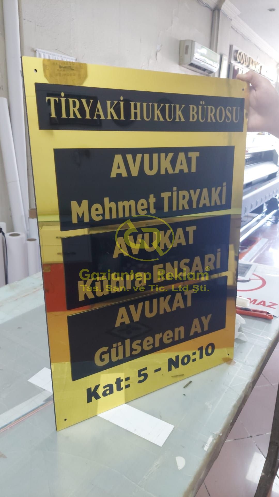 Tiryaki Hukuk Bürosu Gold Aynalı Pleksi Ofis Tabelası