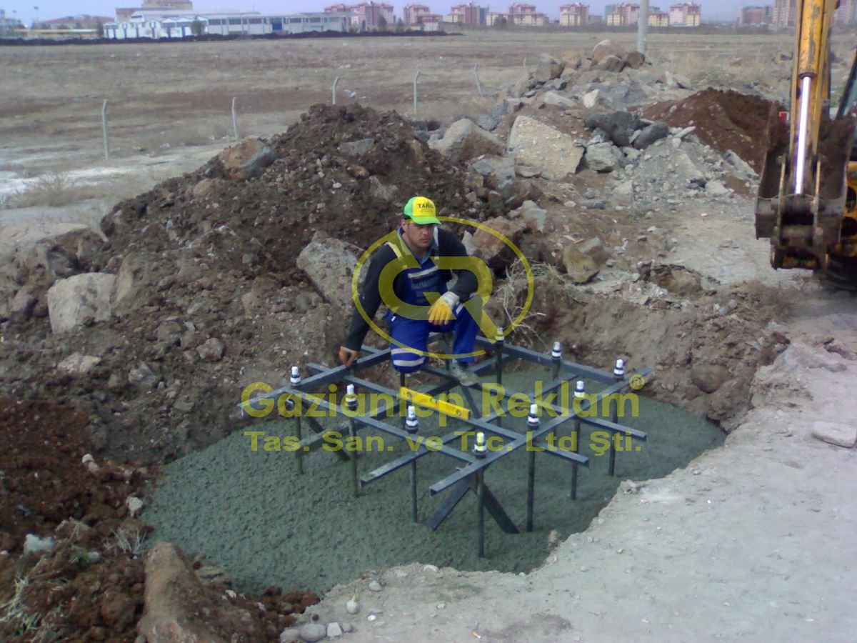 Totem ve Pilon Tabela İçin Ankrajlı Temel Uygulaması