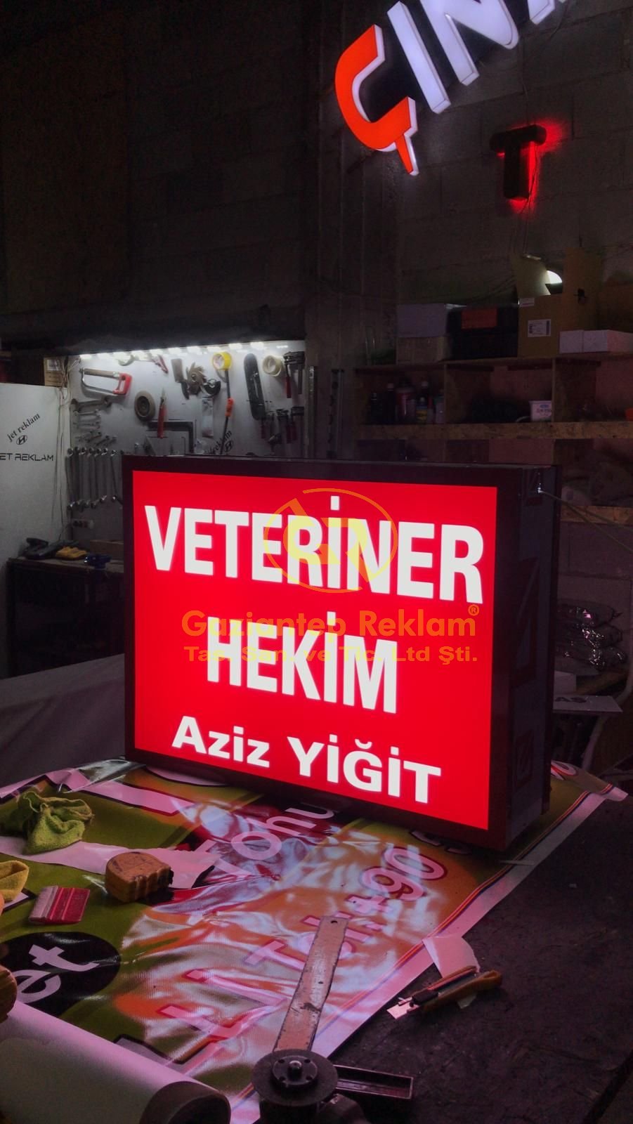 Veteriner Hekim Aziz Yiğit Kırmızı Işıklı Fener Tabela