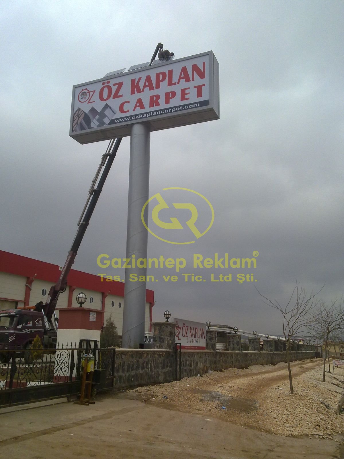 Yüksek Direkli Işıklı Totem Tabela