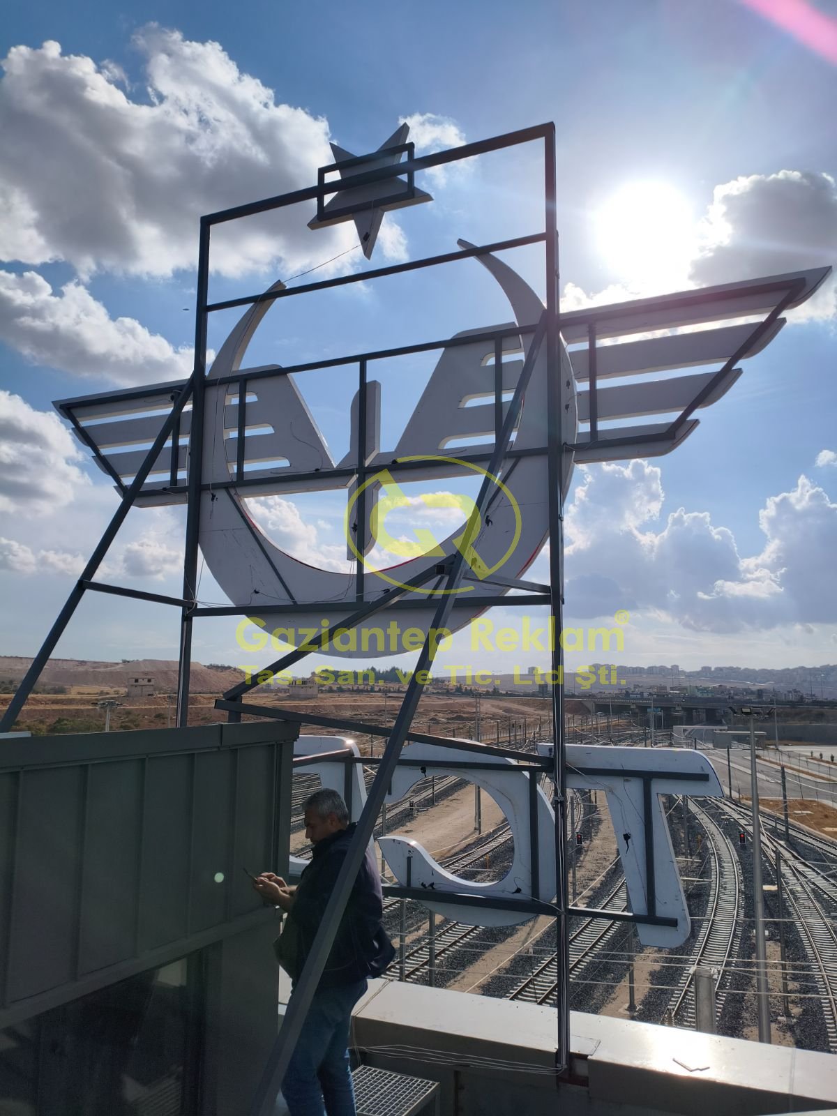 Yüksek Mukavemetli Çelik Karkas Dev Çatı Tabelası